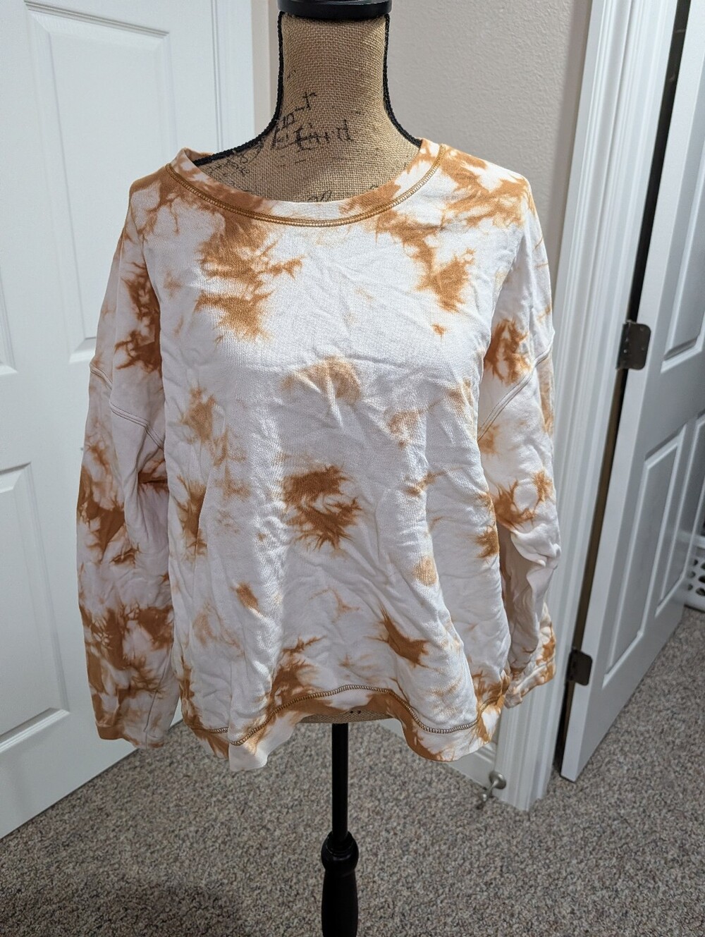 Time and Tru White and Tan Tie-Dye Crewneck Sweatshirt